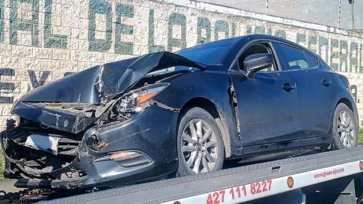 Sale bien librado tras estrellar con tráiler que se marchó