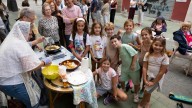 VÍDEO | Gran éxito en el reparto gratuito de buñuelos en la calle dels Oms de Palma