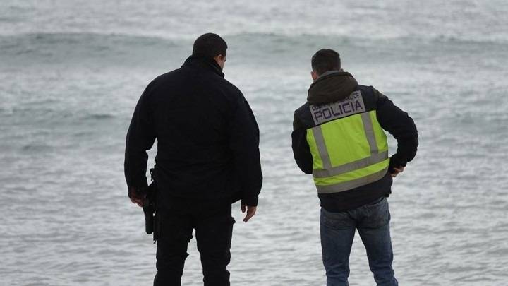 Impactante descubrimiento en playa icónica: turista halla un pie humano mientras disfrutaba del sol