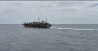 Flota china de casi 50 barcos en Iquique genera alerta en pescadores por posible impacto ambiental