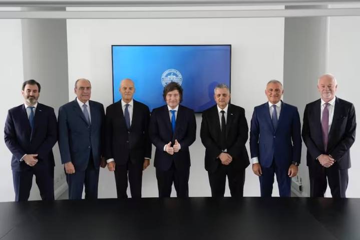 YPF e Eni firman acuerdo clave para exportar gas de Vaca Muerta al mundo