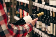 ¿A qué hora se pueden comprar bebidas alcohólicas en supermercados, bares y restaurantes?