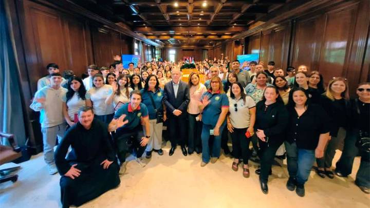 El jefe de Gabinete recibió a estudiantes de distintos departamentos en Casa de…