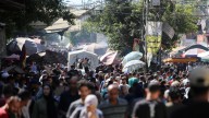 Los gazatíes salen a la calle en busca de los cadáveres de familiares