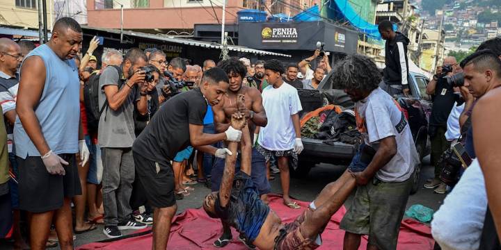 Así fue la búsqueda nocturna de decenas de cadáveres en medio de un bosque tras las masacres de Río de Janeiro