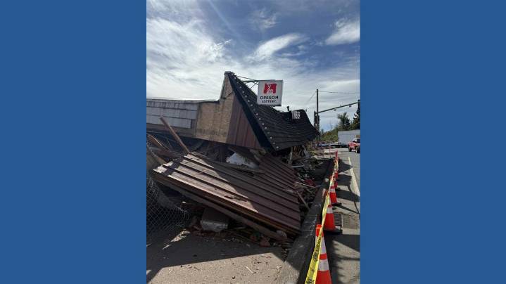 3 dead in 2 crashes into buildings along Highway 212 in Boring
