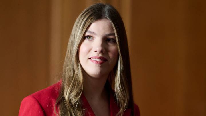 La infanta Sofía deslumbra con su look más audaz: un traje rojo que redefine la elegancia otoñal