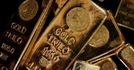 Incertidumbre y un dólar débil llevarán la onza de oro a un récord de 5,000 dólares