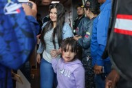 Una niña "secuestrada" retorna al país desde EEUU en vuelo de deportación de migrantes