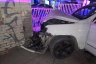 Conductor choca su Jeep contra poste y vivienda en la Tecnológico