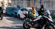 Vecinos lo sorprenden saqueando un auto en Victoria y lo entregan a la policía