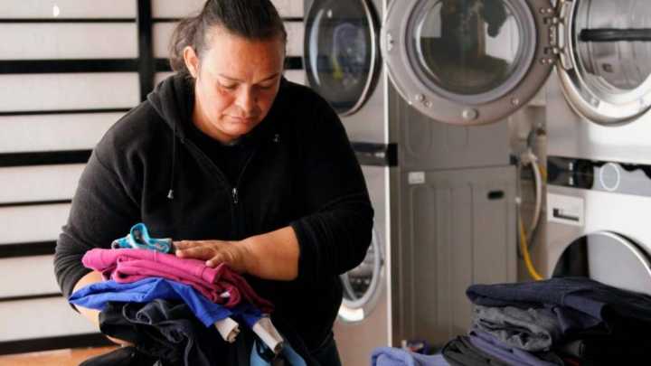 El 90 % de las mujeres gasta el doble de tiempo que los hombres en trabajos del hogar no pagos