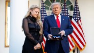 Donald Trump otorga medalla presidencial a Charlie Kirk