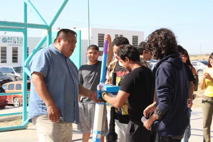 Desafían estudiantes de la UTPN sus conocimientos con lanzamiento de cohetes