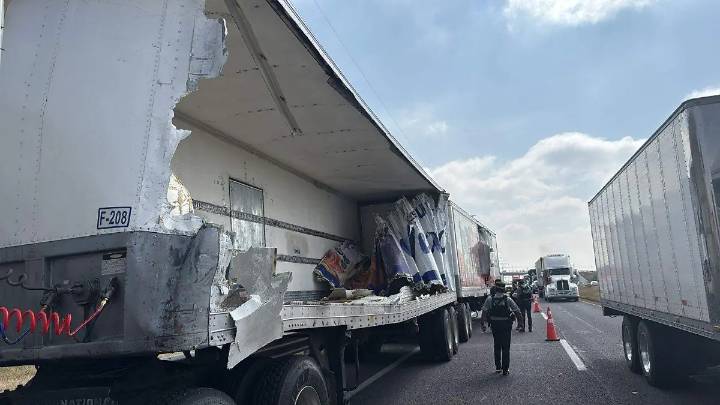 Colapso total en la autopista León-Aguascalientes por choque de tráileres