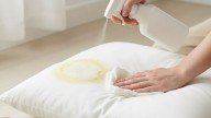 Cómo eliminar las manchas de la almohada con un truco casero y sin dañarla