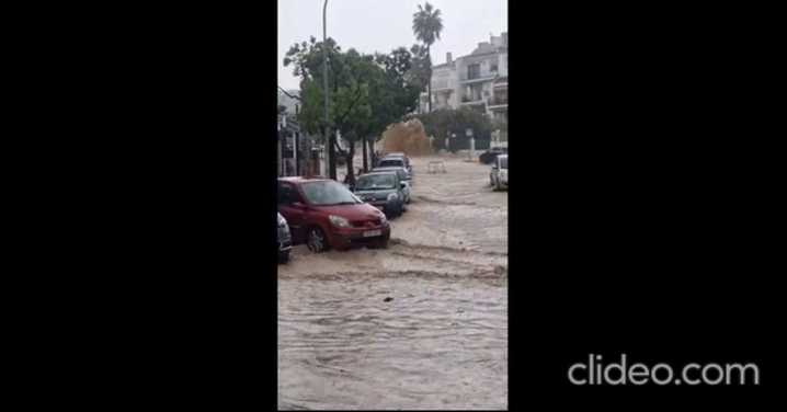 La rotura de una arqueta en la Carihuela, en Torremolinos, inunda varias calles del conocido barrio