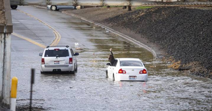 Flash flooding in Twin Falls causes car trouble
