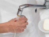 Alarma sanitaria en Washington: escuelas públicas registraron altos niveles de plomo en agua potable