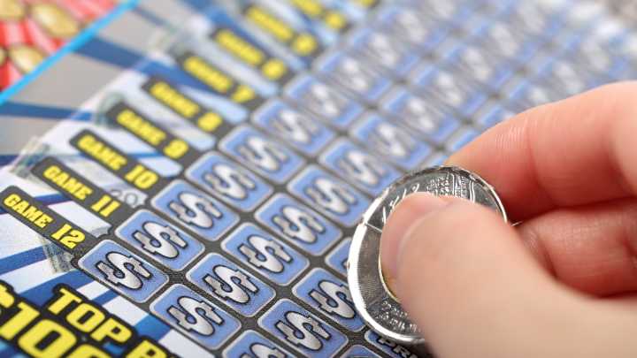 Hombre ganó $47 millones en la lotería tras apostar con las edades de sus nietos