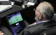 Adán Augusto López ve el futbol mientras comparece el secretario de Hacienda (Video)