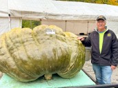 Rhode Island farmer grows world-record green squash