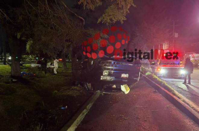 Muere hombre tras volcadura de camioneta en Paseo Tollocan