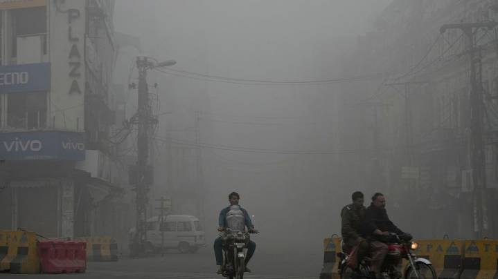 Pakistan uses anti-smog guns to fight air pollution in its cultural capital