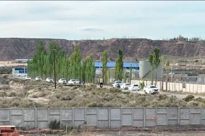 Hallaron el cuerpo de una mujer a orillas de un canal en Neuquén: se investiga la causa de la muerte
