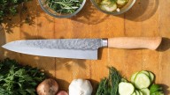 Ni una lima ni una piedra: el sencillo truco para afilar cuchillos en 30 segundos con esto que ya tienes en tu cocina