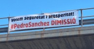 'Pedro Sánchez dimisión', la pancarta que sorprende a los conductores en una autopista de Mallorca
