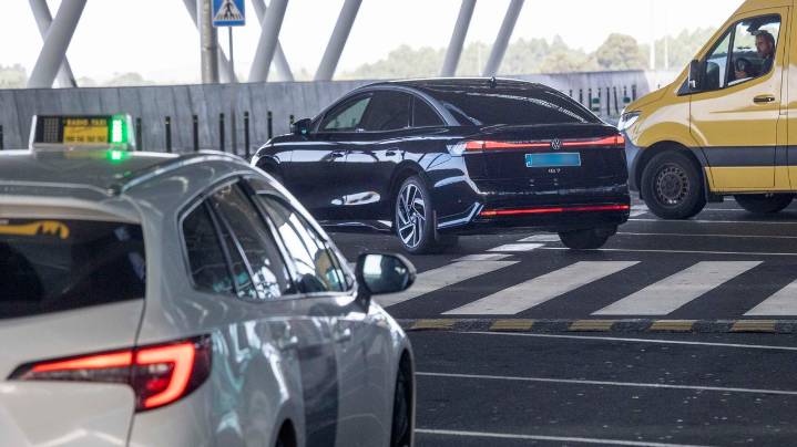 A Coruña estudia autorizar licencias urbanas de VTC y Vigo las rechaza