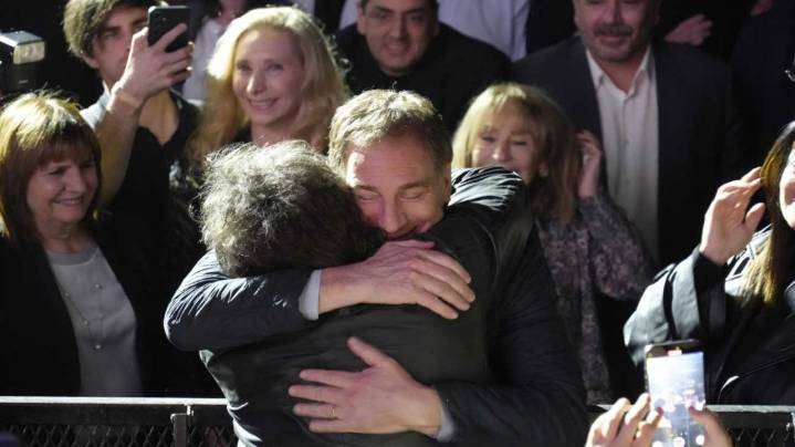 Del abrazo con Santilli a la "banda presidencial": el show de Milei en fotos