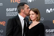 Antonio Banderas brinda con la prensa en la boda de su hija Stella con Alex Gruszynski y confiesa que ha habido “alguna lagrimilla”