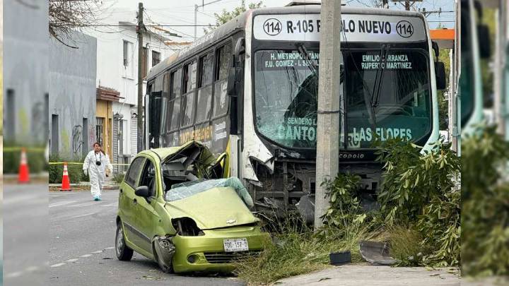 Muere mujer tras chocar contra camión urbano en el Centro de Monterrey; presuntamente se distrajo con su celular