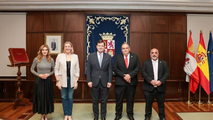 Fernández Mañueco recibe al presidente abad de la Cofradía de Jesús Nazareno de Zamora