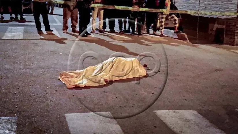 Una mujer venezolana fue asesinada a balazos en SJM: homicida dejó una rosa sobre el cadáver antes de huir