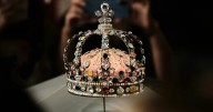 Louvre Boss Wants A Police Station In The Museum After Heist