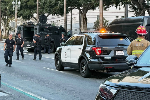 Ayuntamiento de Los Ángeles es evacuado tras choque de auto en escalinata