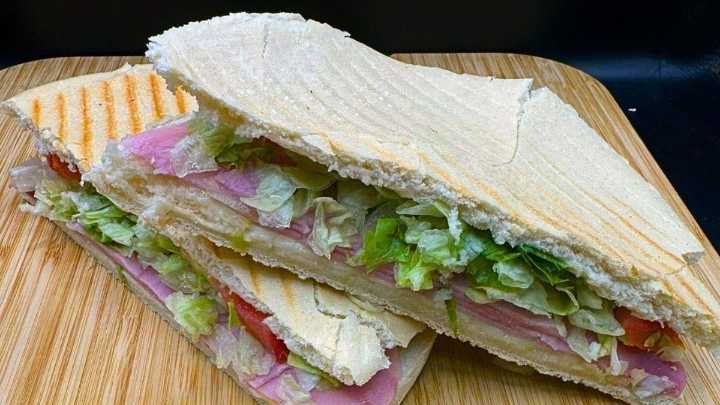 Este es el restaurante familiar de Málaga con camperos y bocadillos XXL, y casi dos décadas de historia: todo casero y sin gluten