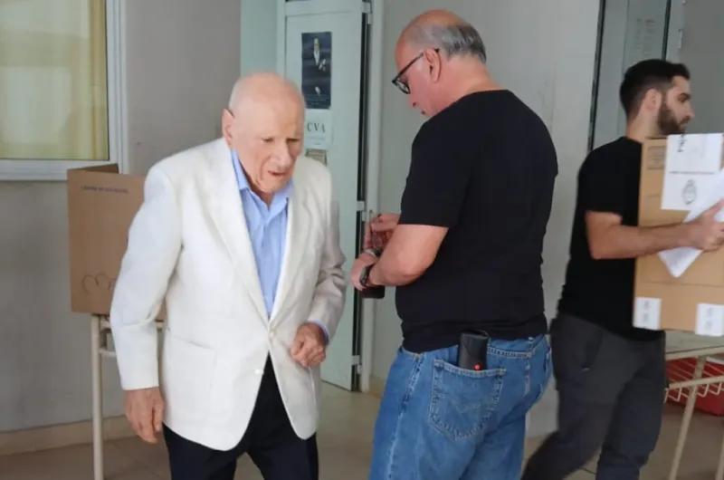 Compromiso con la democracia: Don Salvatierra concurrió a las urnas a sus 96 años