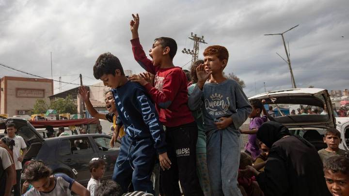 Miles de palestinos celebran el acuerdo de paz entre Israel y Hamás