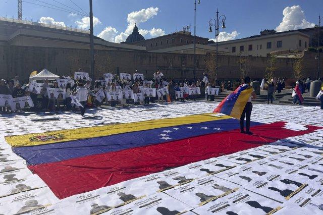 (VIDEO) Manifiestan en Roma y piden libertad de los presos políticos como gesto por la canonización de los dos santos venezolanos