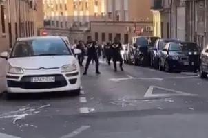 Batalla campal en Vallecas entre vecinos de un okupa y miembros de una empresa de desokupación: 17 detenidos, dos heridos y máxima tensión en el barrio