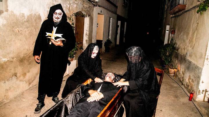 El pueblo de Aragón que se convierte en un pasaje del terror: hay fantasmas y zombies en las calles