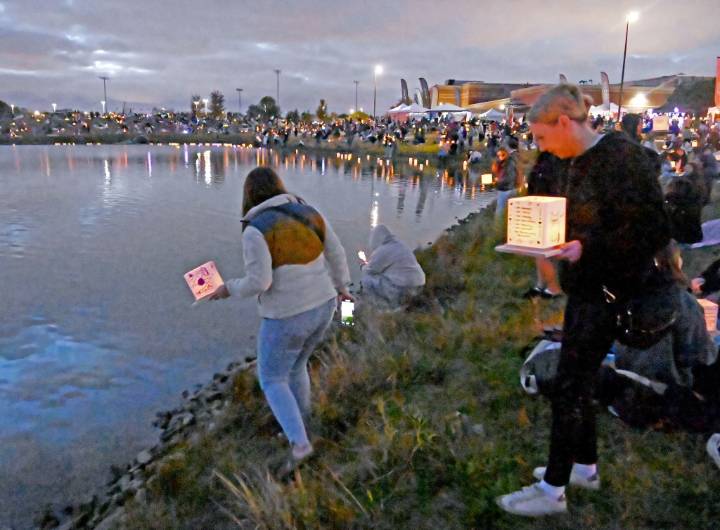 Lanterns illuminate Naperville pond in Make