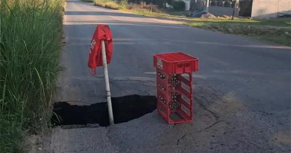 Se abre socavón en rúa a Plazuela