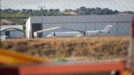 EN VÍDEO | Incidente en el aeropuerto de Badajoz: un avión golpea un hangar militar y se cancela el vuelo antes de despegar