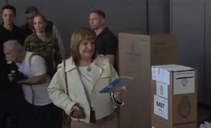 Bullrich tuvo que repetir la votación porque no pudo doblar la boleta
