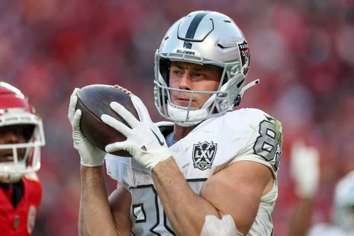 Will Brock Bowers Play vs Colts? All About Raiders TE’s Injury Status for Week 5 Raiders face uncertainty at tight end as Brock Bowers and Michael Mayer battle injuries ahead of Week 5 clash with the 